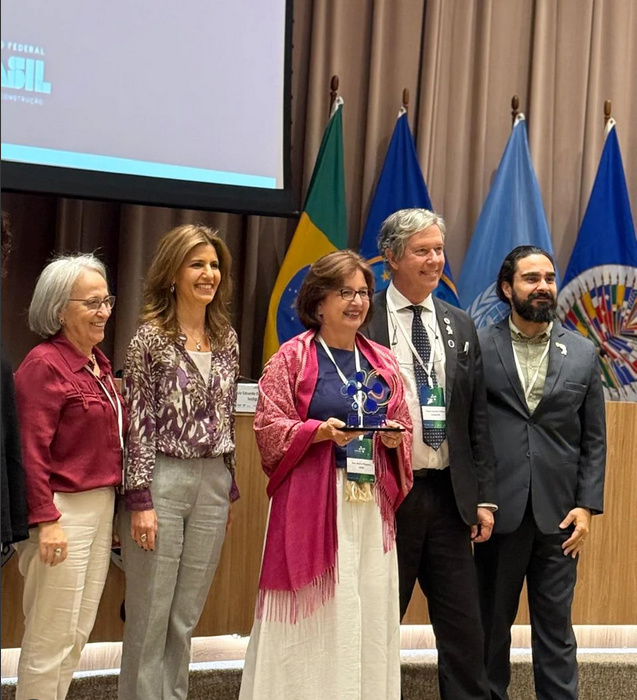 Professora Ana Maria Nogales Vasconcelos recebe homenagem da RIPSA